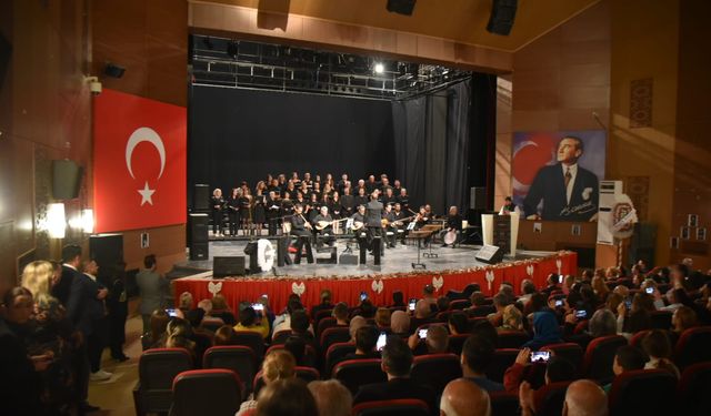 10 Kasım'da Ata'nın Sevdiği Şarkılar Ceyhan'da Yankılandı