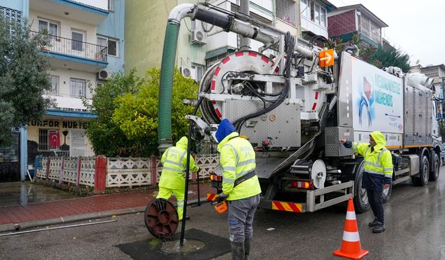 MESKİ’NİN YAĞMURSUYU TİMLERİ OLUŞABİLECEK PROBLEMLERİ HIZLICA ÖNLÜYOR