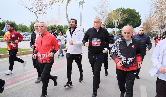 Adana 15. Uluslararası Kurtuluş Yarı Maratonu ve Halk Koşusu coşkuyla gerçekleştirildi.