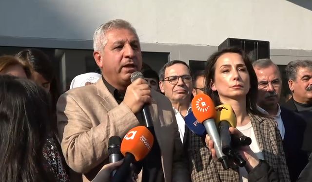 Emek Partisi Genel Başkanı Seyit Aslan, Akdeniz Belediyesi Önünde Kayyım Politikalarını Kınadı