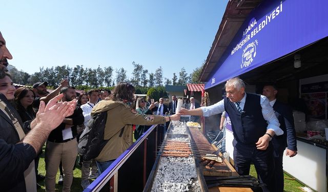 Başkan Zeydan Karalar, Antalya’da Adana’yı anlattı, elleriyle yaptığı Adana Kebabı’nı ikram etti.