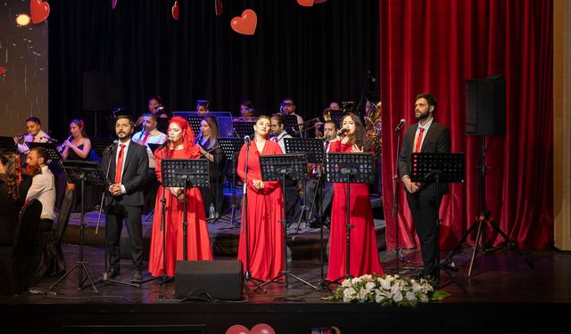 Mersin Büyükşehir Belediyesi, 14 Şubat Sevgililer Günü dolayısıyla ‘Şarkılarda Aşk’ temasıyla konser düzenledi