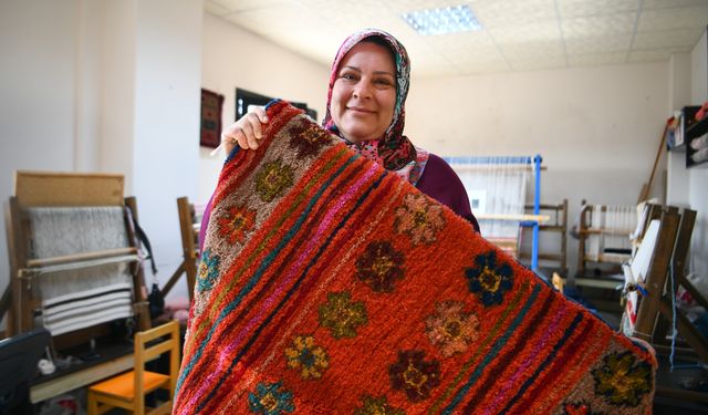 Çukurovalı kadınlara kilim dokuma kursu