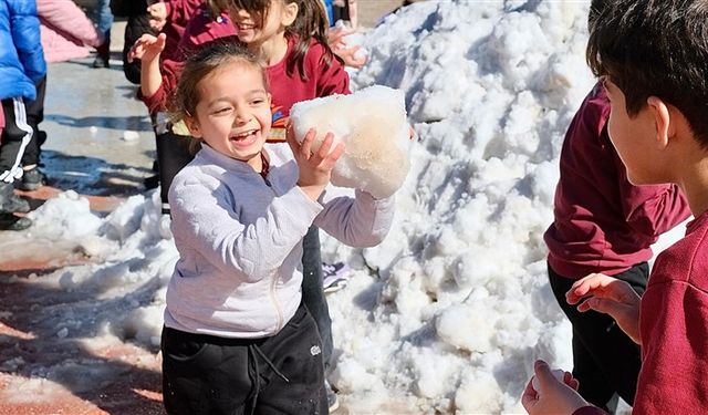 Adanalı çocuklar kartopu oynadı, kardan adam yaptı