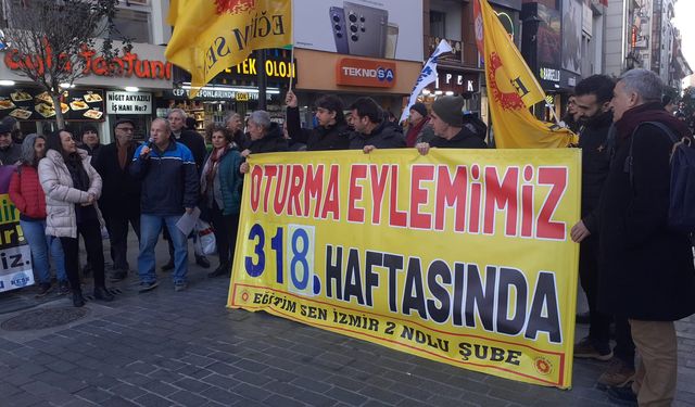 686 Sayılı KHK İle İhraç Edilenlerle İlgili İzmir'de Eğitim Sen Üyeleri: "Zulmünüze Boyun Eğmiyoruz" dedi