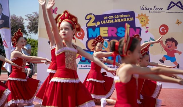 MERSİN’DE DÜNYA ÇOCUKLARI EL ELE VERDİ
