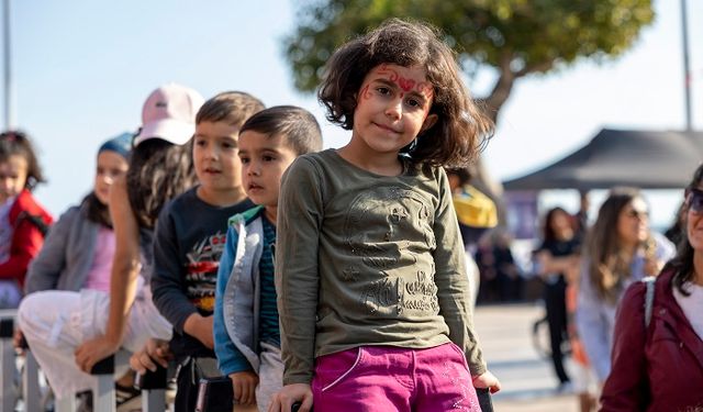 BÜYÜKŞEHİR’İN KALPLERİ ISITAN FESTİVALİ 3. GÜNÜNDE DE RENGARENK GEÇTİ