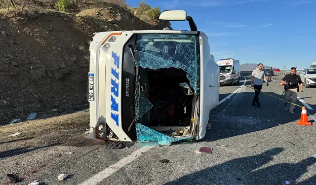 Elazığ’da Midibüs Devrildi: 22 Kişi Yaralandı