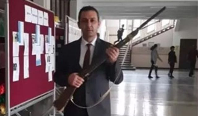 Okulda Tüfekle Poz Veren Müdür Yardımcısına Soruşturma Açıldı