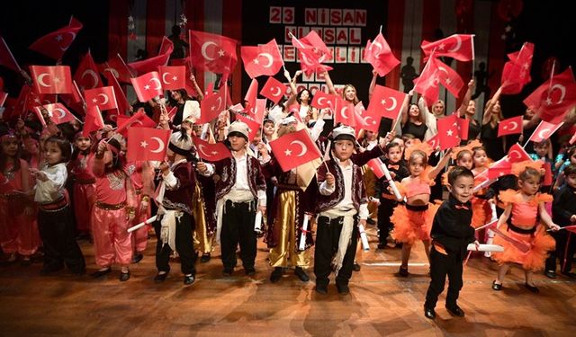 ÇUKUROVA’NIN MİNİKLERİ 23 NİSAN’I COŞKUYLA KUTLADI