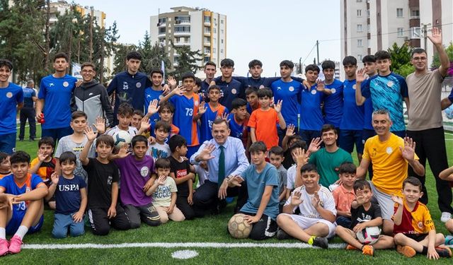 Başkan Özyiğit, çocukların halı saha talebini geri çevirmedi