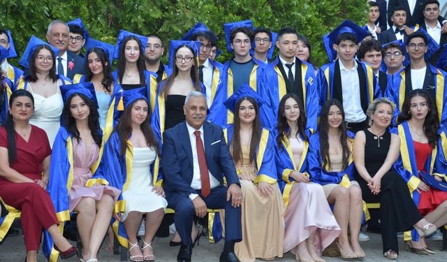 Adana Final Okulları’nda mezuniyet coşkusu