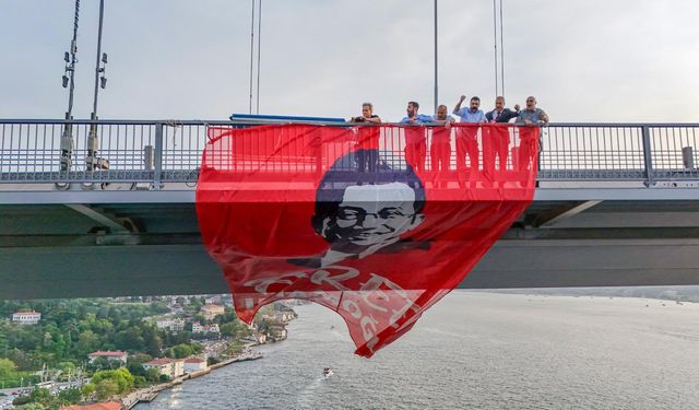 Özgür Özel'den İmamoğlu Pankartı Yorumu: “Şampiyonun Resmini Astık, Sürprizlerimiz Devam Edecek”