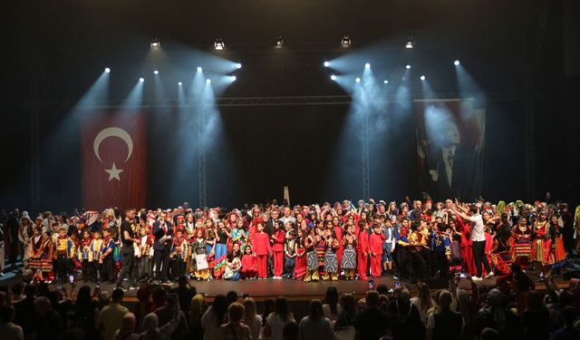 KÜÇÜKÇEKMECE BELEDİYESİ HALK DANSLARI TOPLULUĞU YIL SONU GÖSTERİSİ DÜZENLEDİ