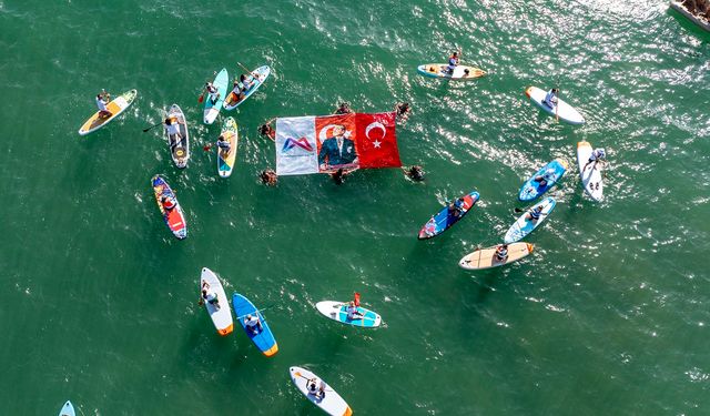 Mersin’de Türk Bayrakları karada, havada ve denizde dalgalandı