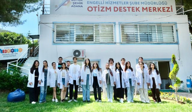 Tıp Fakültesi öğrencileri, Adana Büyükşehir Belediyesi Otizm Destek Merkezi’nde otizmli çocuklar ve aileleriyle buluştu.