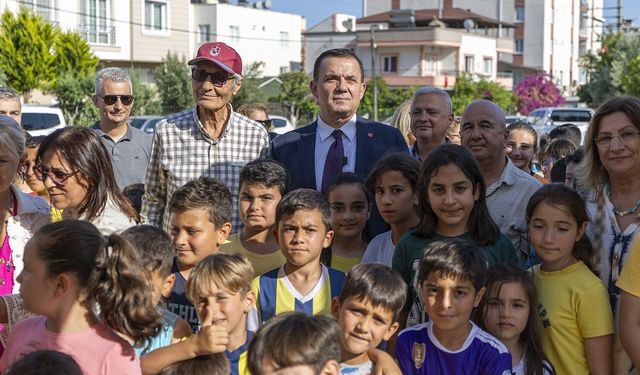 Yenişehir Belediyesi çocuklar için mahallelerde  halı saha açmaya devam ediyor