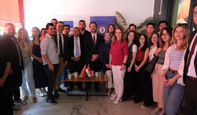 Macaristan Büyükelçisi Mátis Gençlerle Buluştu