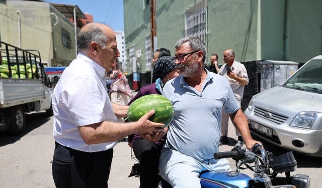Başkan Demirçalı Halka Ücretsiz Karpuz Dağıttı