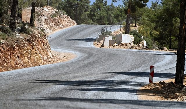 BÜYÜKŞEHİR, GÜLNAR KIRSALINDAKİ 30 KİLOMETRELİK GRUP YOLUNU YENİLİYOR