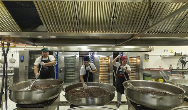 MERSİN BÜYÜKŞEHİR, ‘MEMNUNİYETLE ÇALIŞIYOR’