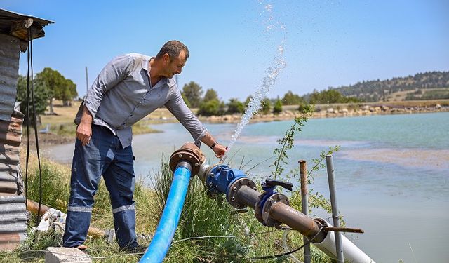 BÜYÜKŞEHİR’İN SULAMA BORUSU DESTEĞİYLE ÜRETİCİ SUSUZ KALMIYOR