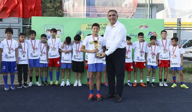BÜYÜKŞEHİR’İN ‘U-11 / U-12 FUTBOL ŞENLİK LİGİ’ SONA ERDİ