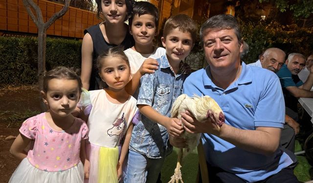 7 yaşındaki çocuk horozunu Başkan Tutdere'ye hediye etti