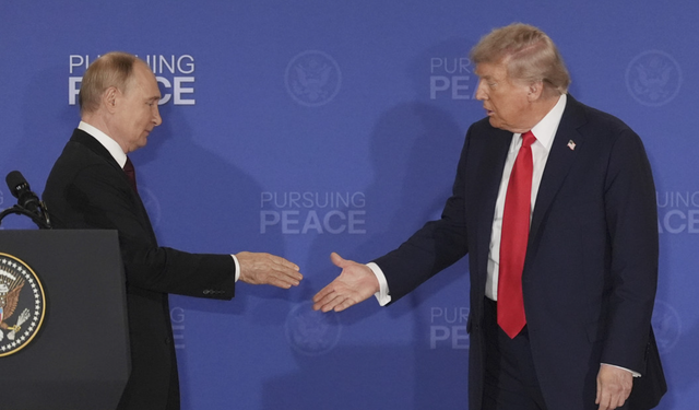 Trump, Truth Social ağında "Alaska'da mükemmel ve çok başarılı bir gün!" yazdı