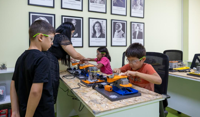 MERSİNLİ MİNİKLER BİLİMİN IŞIĞINDA YARATICILIKLARINI GELİŞTİRİYOR