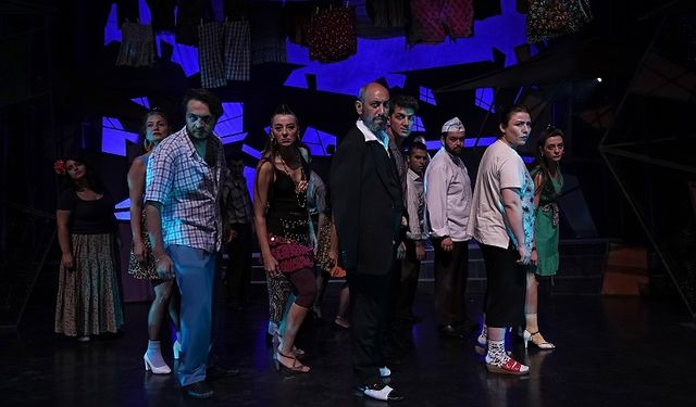 Kolera Mahallesi’nin Unutulmaz Hikâyesi “Ağır Roman” Adana’da Sahneye Taşınıyor