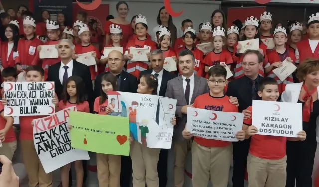 Bursa Kükürtlü TSO İlkokulu’nda Kızılay öğrencilerine kolluk takıldı