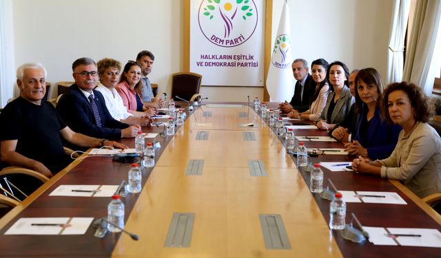 KESK’li KHK’lılar Ankara’da Polis Kuşatmasında: DEM Parti Temsilcileri ile Görüştü