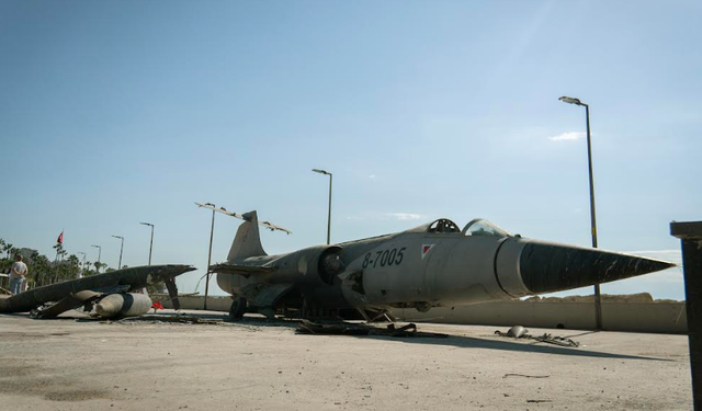 MERSİN’İN SİMGE UÇAĞI KOROZYON NEDENİYLE YERİNDEN KALDIRILDI