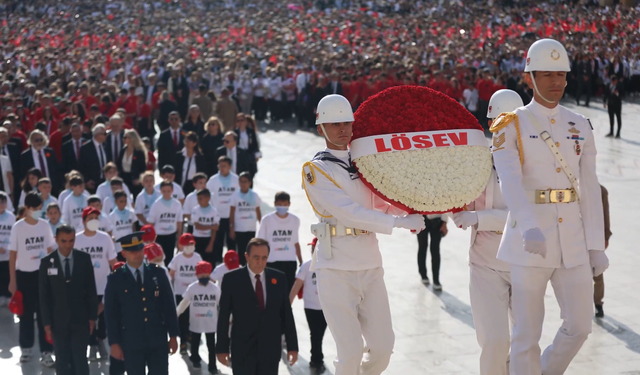 LÖSEV’den Cumhuriyet’in 102. Yılında Anıtkabir Ziyareti: “Her zaman için LÖSEV, LÖSEV, LÖSEV diyoruz”