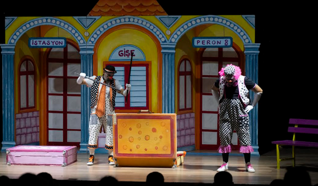 MERSİN ŞEHİR TİYATROSU ÇOCUKLAR İÇİN PERDELERİNİ AÇTI