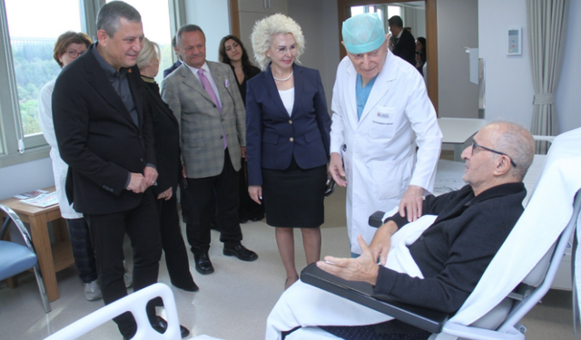 Özgür Özel’den Hikmet Çetin’e geçmiş olsun ziyareti