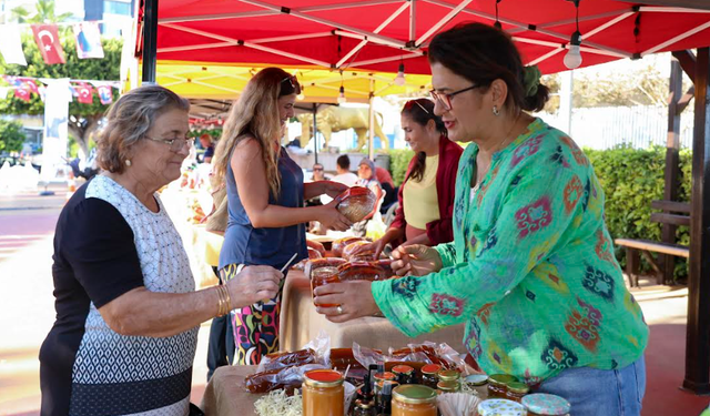 KADINLARIN ÜRETTİĞİ YÖRESEL LEZZETLER ‘HASAT PAZARI’NDA VATANDAŞLA BULUŞUYOR