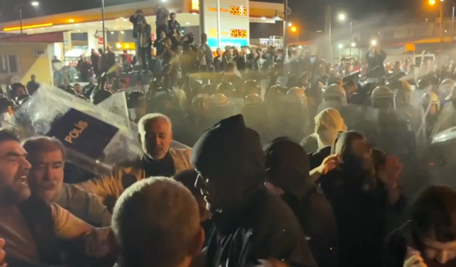 Diyarbakır’da “Öcalan’a Özgürlük” Yürüyüşüne Polis Müdahalesi: DEM Partili Kaya Biber Gazından Etkilendi