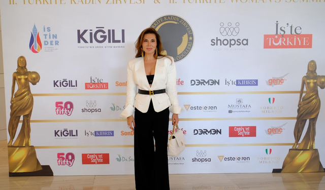 Ebru Yaşar’a “Yılın İlham Veren Müzik Sanatçısı” Ödülü