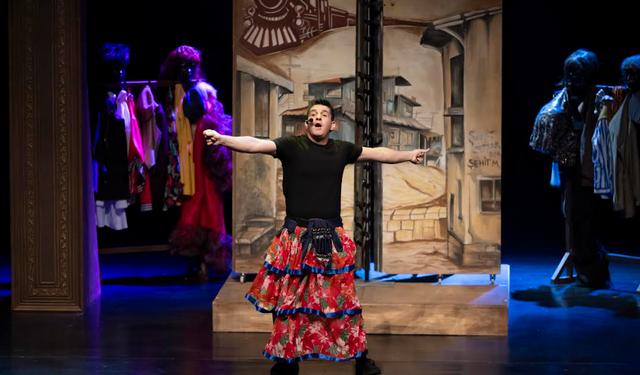 ‘EYVAH NADİR’ MERSİNLİ SEYİRCİSİYLE YENİDEN BULUŞTU