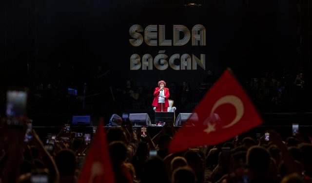 MÜZİĞİN YAŞAYAN EFSANESİ SELDA BAĞCAN İLE MERSİN’DE ‘CUMHURİYET’ COŞKUSU