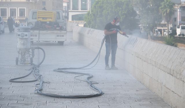 Tarihi Taşköprü üzerine yazılan yazılar Büyükşehir’in uzman ekiplerince temizlendi