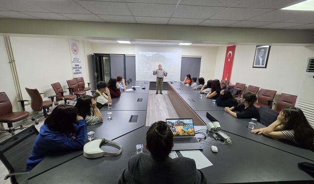 Gazeteci Özke, geleceğin aydınlık yüzleriyle buluştu