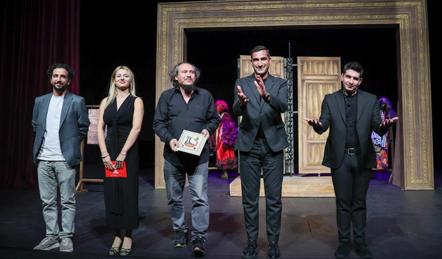 ŞEHİR TİYATROSU’NUN SEVİLEN OYUNU EYVAH NADİR İSTANBUL’DA DA BÜYÜK BEĞENİ TOPLADI