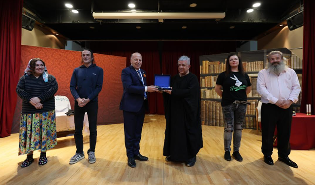 Yüreğir’de Gençler “Pembe Aslında Siyahtır” Oyununda Buluştu