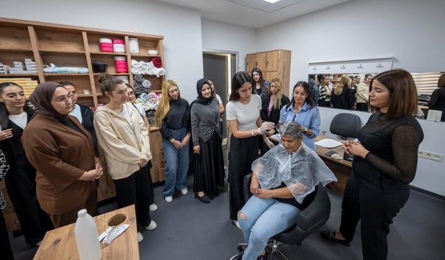 MERCEK’TE ‘SAÇ RENKLENDİRME’ KURSUNA YOĞUN İLGİ