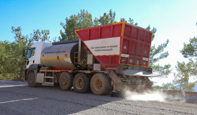 BÜYÜKŞEHİR, GÜLNAR’DA 5 MAHALLEYİ BİRBİRİNE BAĞLAYAN GRUP YOLU’NU YENİLEDİ