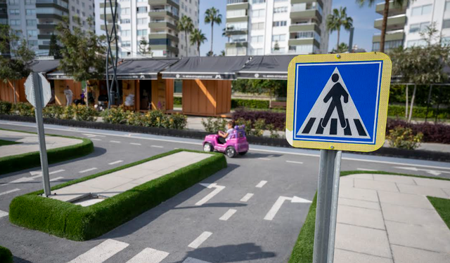 ÇOCUKLAR, TRAFİK PARK’TA HEM EĞLENİYOR HEM DE TRAFİK KURALLARINI ÖĞRENİYOR