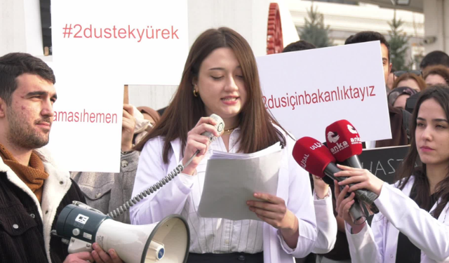 Diş Hekimlerinden Sağlık Bakanlığı Önünde DUS İsyanı